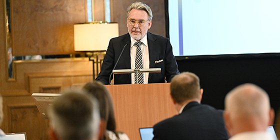 LZK-Präsident Dr. Torsten Tomppert am Rednerpult bei der LZK-Vertreterversammlung