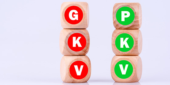 zwei Würfeltürme hochkant: ein roter mit den Buchstaben GKV und ein grüner mit den Buchstaben PKV
