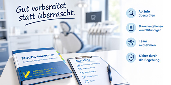 Das PRAXIS-Handbuch liegt auf dem Tisch, daneben eine Checkliste; im Hintergrund ein Behandlungsstuhl beim Zahnarzt