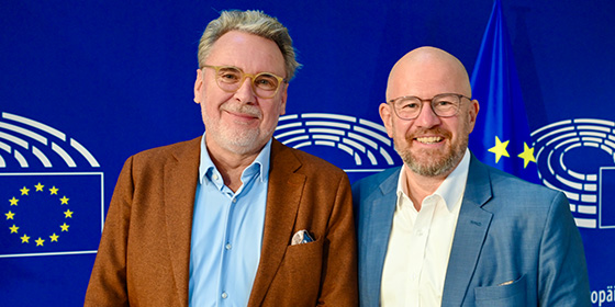 Dr. Tomppert und Andreas Glück vor der Fahne des Europäischen Parlaments in Straßburg