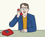Ein Mann mit Brille sitzt an einem Tisch, er spricht gerade in einen roten Hörer, das rote Telefon steht neben ihm auf dem Tisch