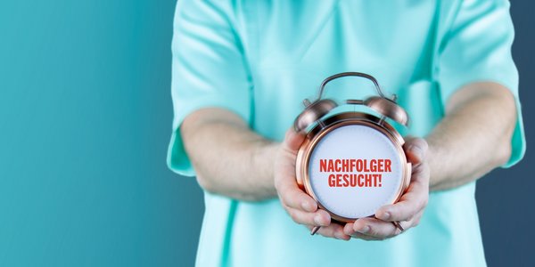 Mann hält Wecker mit Anzeige: Nachfolge gesucht