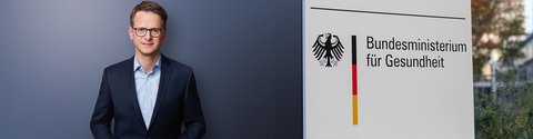 Bundesgesundheitsminister Carsten Linnemann (CDU) neben Schild Bundesministerium für Gesundheit