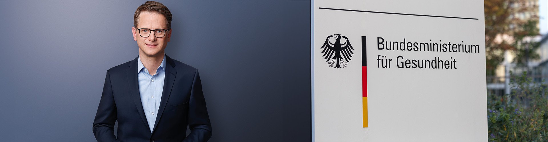 Bundesgesundheitsminister Carsten Linnemann (CDU) neben Schild Bundesministerium für Gesundheit