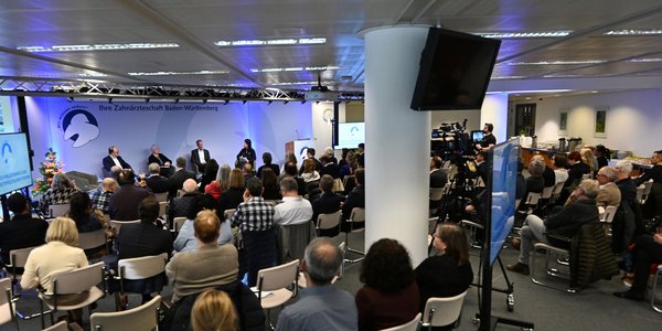 Podiumsdiskussion der Zahnärzteschaft - Zuschauer und Podium